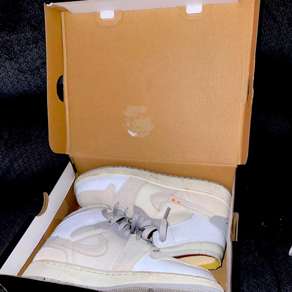 Jordan mid 1 size 5 boys